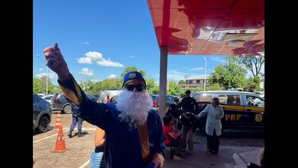 Papai Noel da PRF leva alegria a crianças no HU em Cascavel