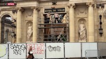 Bordeaux : réinstallation de la porte de l'hôtel de ville, incendiée dans une manifestation