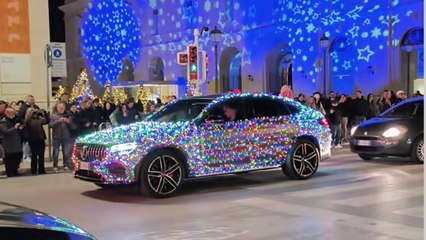 Decorazioni pazze per le feste: a Bari un'auto addobbata come un albero di Natale