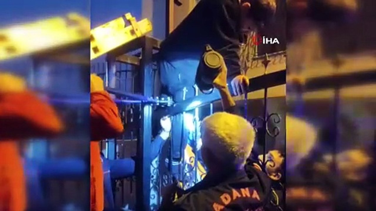 Adana’da korkunç kaza: Bacağına demir korkuluk saplandı!