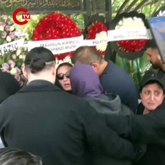 Cinayet şüphesiyle gözaltına alınan Tuğyan, annesi Güllü'nün cenazesinde böyle gözyaşı dökmüştü