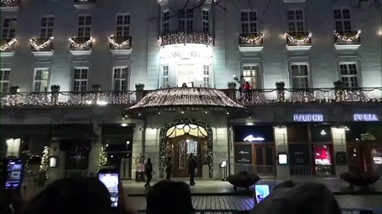 Nach Monaten im Versteck: Venezuelas Nobelpreisträgerin María Corina Machado begrüßt Menge in Oslo