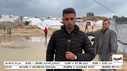الغزيون يستغلون مياه الأمطار لاستخدامها للشرب وسط غرق خيامهم واستمرار معاناتهم