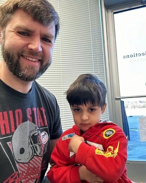 Le Manifest - 🚨🇺🇸 INSOLITE | JD Vance vs le meme “6-7”😅 Le vice-président américain raconte que son fils de 5 ans a répété “six seven” en boucle pendant la messe… au point de parler d’interdire ces chiffres, un meme devenu incontrôlable.