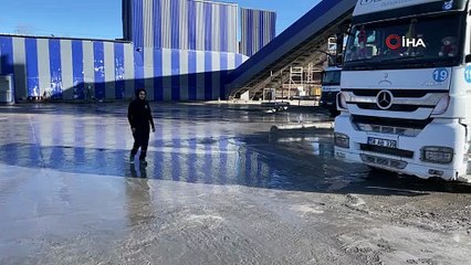 Bir genç kadın daha ''elinin hamuruyla olmaz'' diyenleri utandırıp silobas şoförü oldu!