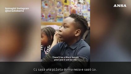 Obama 'natalizio' legge i libri insieme agli studenti di una scuola elementare di Chicago