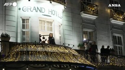 La Nobel per la Pace Machado torna in pubblico dopo 11 mesi, a Oslo abbraccia i sostenitori