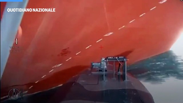Droni marini ucraini contro la petroliera russa: l'esplosione