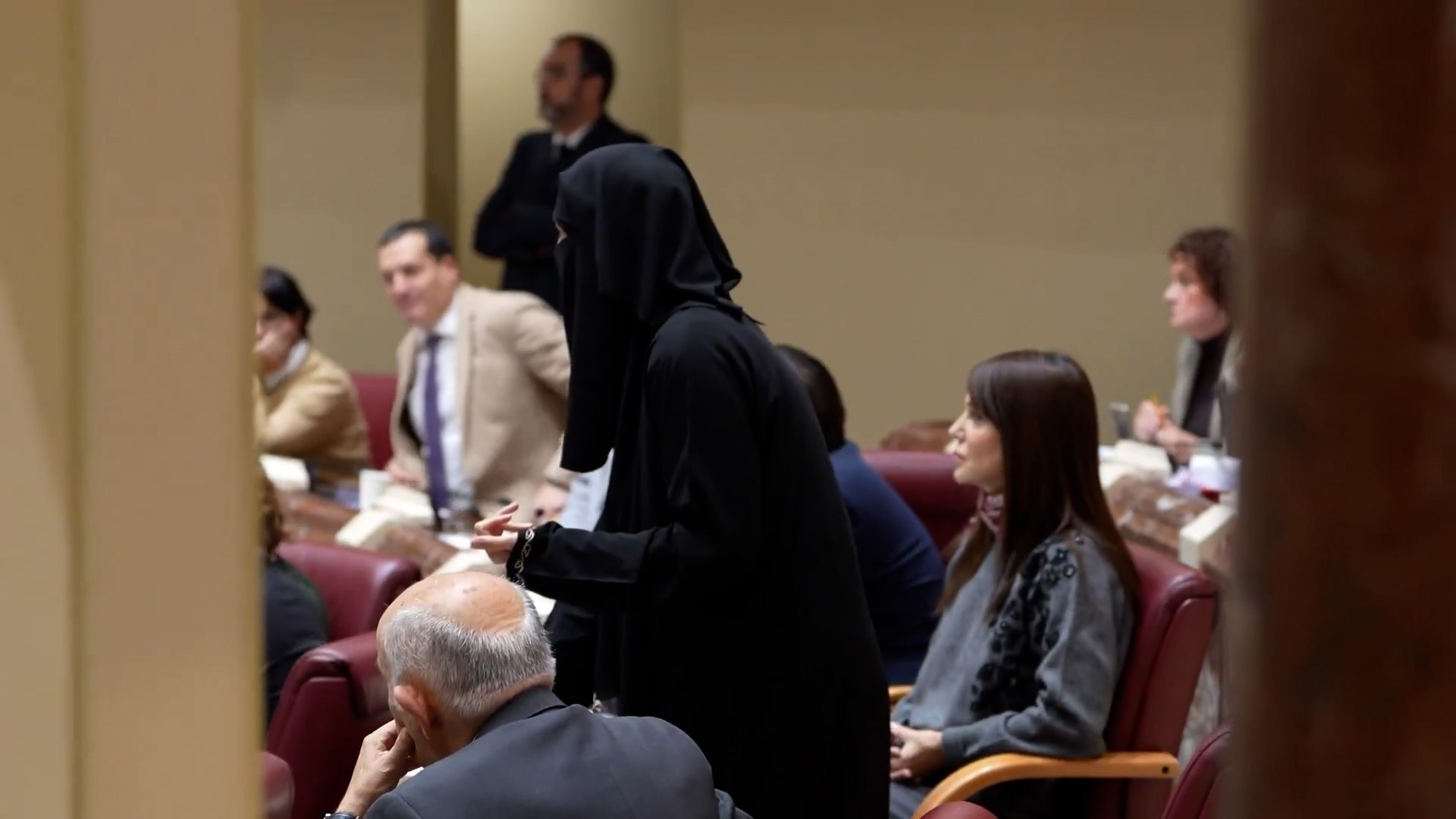 Una diputada de Vox gener� sorpresa y debate en la Asamblea de Murcia debido a la forma en que se present� durante la sesi�n plenaria celebrada este jueves. El contexto no era menor: se votaba una propuesta del partido liderado por Santiago Abascal destinada a vetar el uso del burka y el nicab en espacios p�blicos de la Regi�n de Murcia.

La presencia de la diputada, llamativa por su indumentaria, acapar� miradas dentro del hemiciclo justo antes del debate sobre la iniciativa. Desde Vox defend�an su propuesta argumentando motivos de seguridad y convivencia, mientras que otros grupos parlamentarios criticaban la medida por considerarla innecesaria y estigmatizante.

Tras las intervenciones de los distintos partidos, la propuesta fue finalmente rechazada, lo que gener� nuevas reacciones en los pasillos del parlamento regional. La imagen de la diputada de Vox, convertida r�pidamente en tema de conversaci�n dentro y fuera de la Asamblea, termin� eclipsando el propio contenido de la votaci�n.

El episodio ha reavivado el debate sobre el uso de s�mbolos religiosos en espacios p�blicos y sobre la estrategia pol�tica de Vox, especialmente en una regi�n donde el partido mantiene una fuerte presencia institucional.