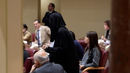 Polémica en Murcia: una diputada de Vox irrumpe en la Asamblea vestida con un niqab