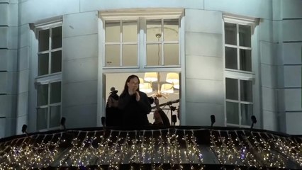 L'oppositrice venezuelana Nobel per la Pace Maria Corina Machado a Oslo: saluta la folla dal balcone del suo hotel