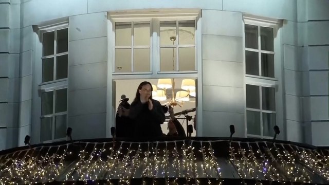 L'oppositrice venezuelana Nobel per la Pace Maria Corina Machado a Oslo: saluta la folla dal balcone del suo hotel