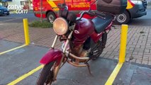 Casal fica ferido após atropelar cachorro de moto na Avenida Papagaios