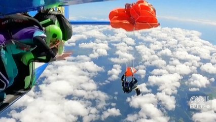 Havada mucize kurtuluş! Paraşütü uçağın kuyruğuna böyle takıldı, ölümden döndü