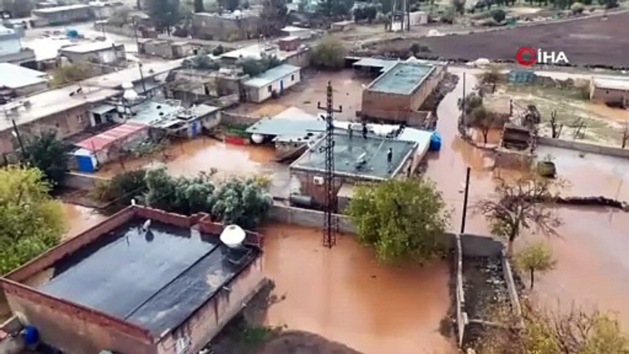 Sağanak yağış sonrası mahalle sular altında kaldı