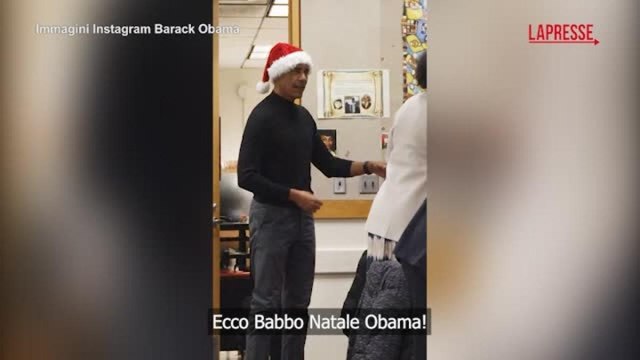 Obama con un cappello rosso di Naale legge fiabe ai bambini di una scuola di Chicago: il video