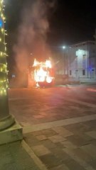 Scandiano, vandali danno alla fiamme la casetta di Babbo Natale