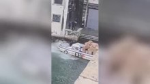 Il video della donna che ruba una barca e finisce contro la riva davanti al ponte di Rialto a Venezia