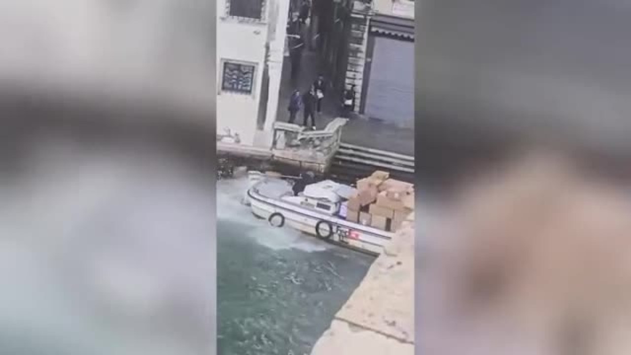 Il video della donna che ruba una barca e finisce contro la riva davanti al ponte di Rialto a Venezia