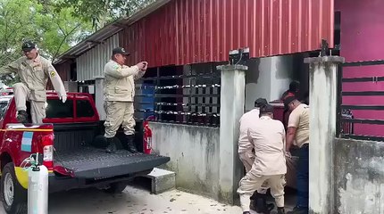 Bomberos tratan de ayuda a hombre obeso en La Ceiba