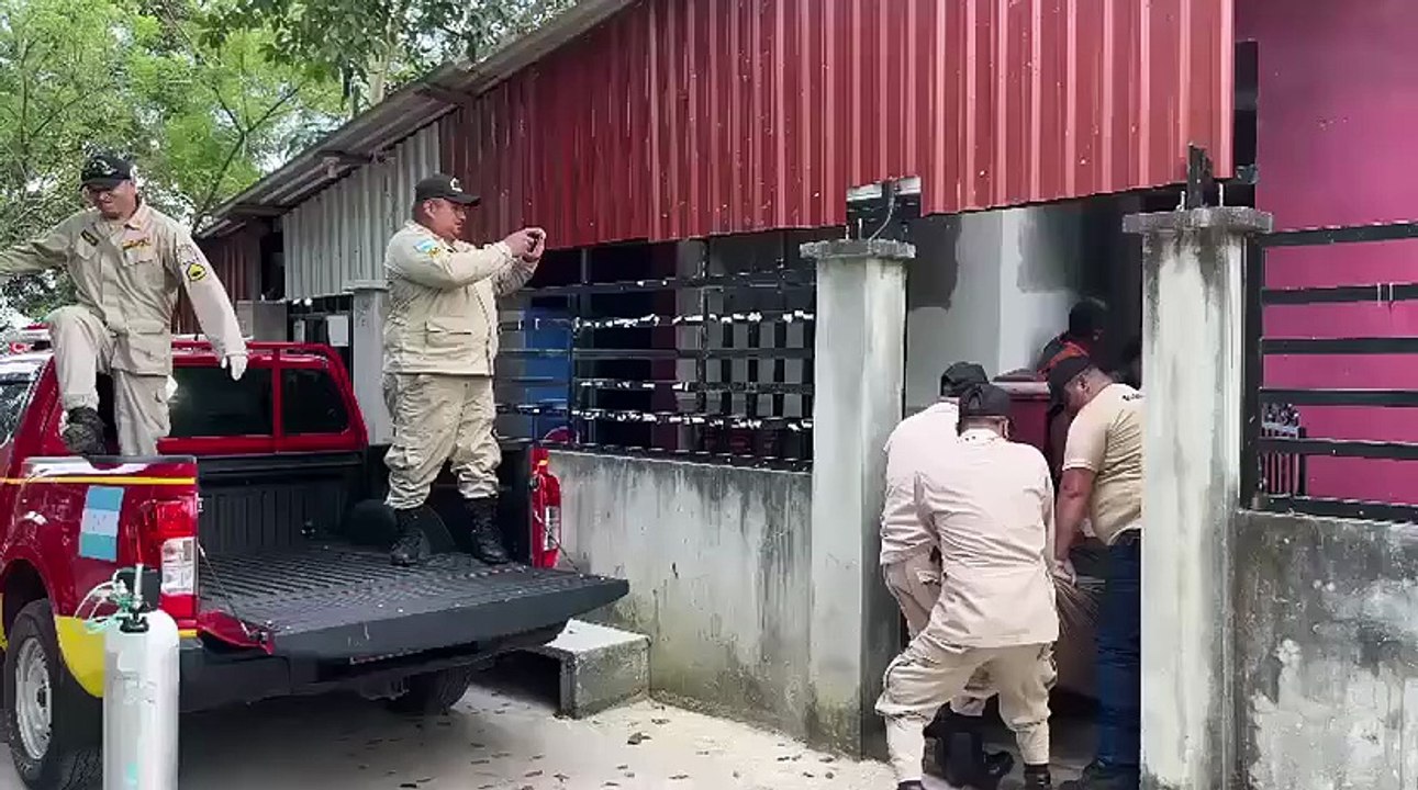 Bomberos tratan de ayuda a hombre obeso en La Ceiba