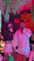 La proposta di matrimonio durante il karaoke a Rimini. Il video