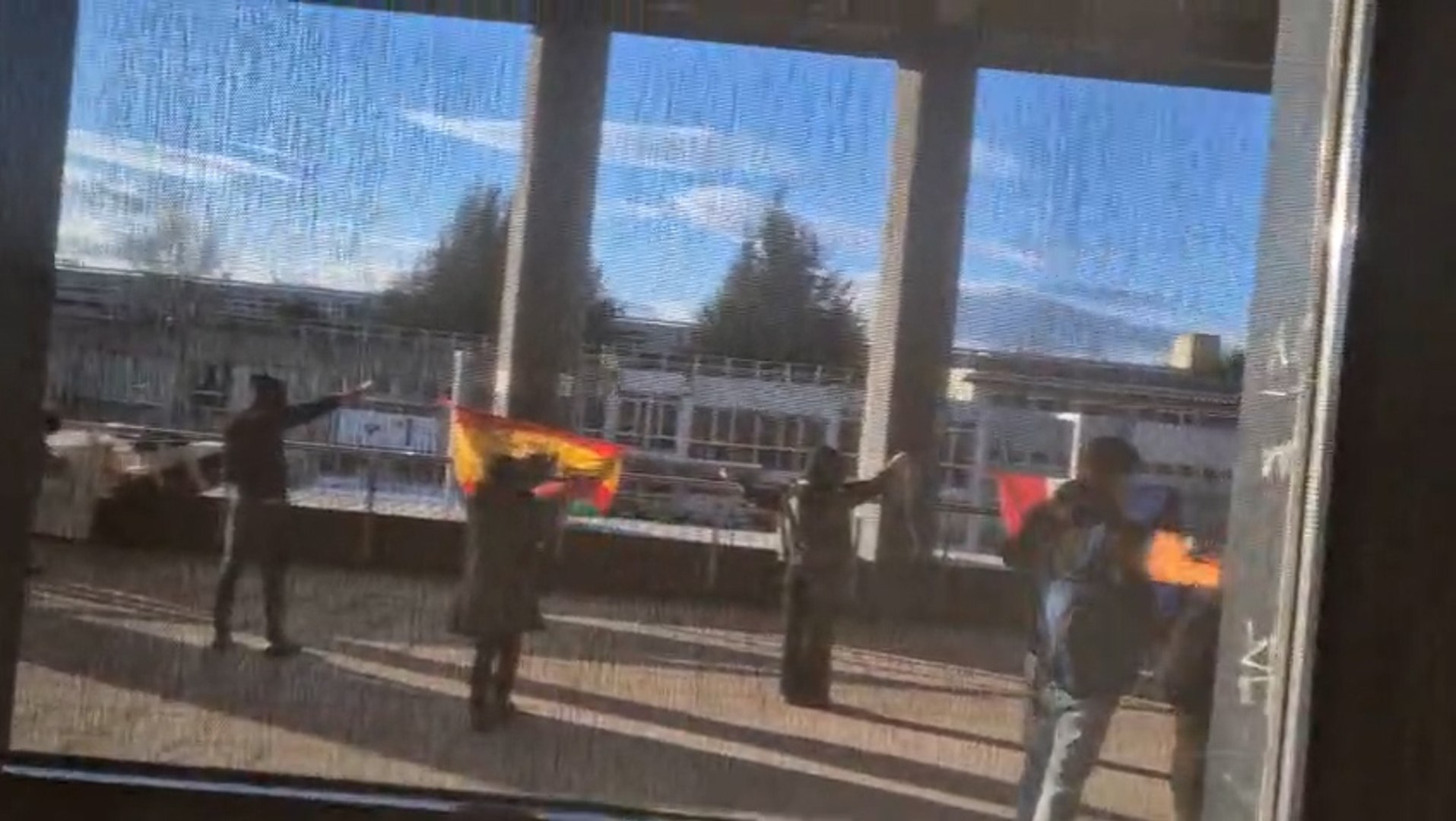 Militantes de Ernai, las juventudes de EH Bildu, han quemado una bandera de Espa�a y otra de Francia en el campus universitario de Lejona (Vizcaya) durante una protesta en favor de la independentzia. La acci�n se enmarca en las movilizaciones convocadas este martes en las tres capitales del Pa�s Vasco y en Pamplona por Ikama, la marca universitaria de las juventudes abertzales.

Estas protestas llegan despu�s de una semana marcada por intimidaciones y sabotajes contra lo que denominan "espa�olismo". Entre ellos, la pintada sobre una sede del PP en Bilbao, el derribo del �nico toro de Osborne en Euskadi y el robo de dos banderas de Espa�a. Los incidentes han elevado la tensi�n pol�tica y medi�tica alrededor de los movimientos abertzales m�s radicales.

En el campus de la UPV/EHU, un grupo de una docena de j�venes exhibi� las banderas desde una pasarela antes de prenderles fuego mientras coreaban consignas independentistas. La escena fue observada por varios guardias jurados, que no intervinieron en ning�n momento.

Fuentes de la Universidad vasca aseguraron que no consta la identificaci�n de los participantes, que recuperaron una protesta habitual en los actos de la izquierda abertzale durante los a�os 80 y 90.