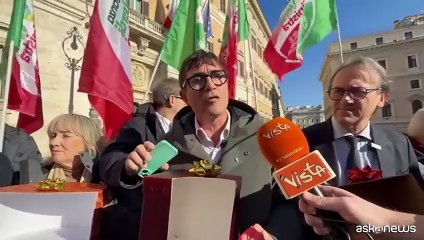 Manovra, flash mob Avs con pacchi Natale vuoti: Meloni sblocchi stipendi