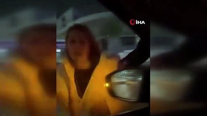 Kadın trafik magandası, diğer kadının kullandığı aracı tekmeledi