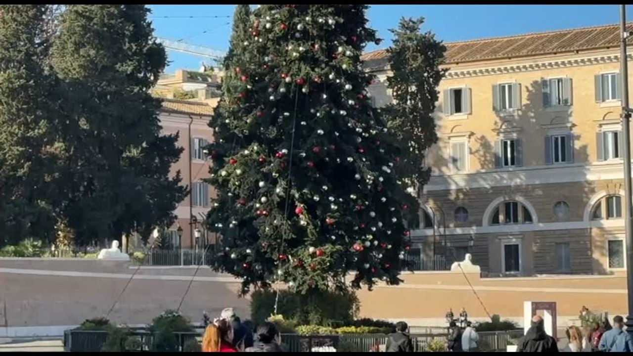 Roma si accende per le feste e aspetta il boom di turisti per Natale