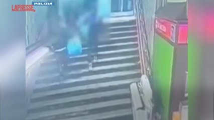 Milano, 15enne picchiato e rapinato in metrò: il video dell'aggressione