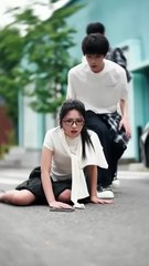 In the end, she was well-behaved, docile, and cold, and fell in love with her cold seniors on the other side, and on the other hand, she was flamboyant and presumptuous, teasing other boys, and she turned love into a Shura field, but he never flinched, pa