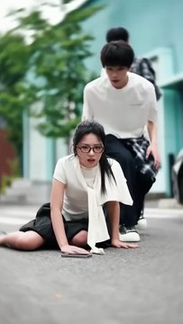 In the end, she was well-behaved, docile, and cold, and fell in love with her cold seniors on the other side, and on the other hand, she was flamboyant and presumptuous, teasing other boys, and she turned love into a Shura field, but he never flinched, pa