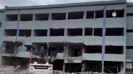 Çöken binanın altında kalmaktan son anda kurtuldu