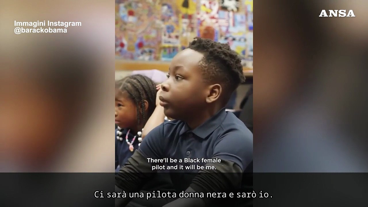 Obama "Babbo Natale" legge le fiabe in biblioteca con i bambini