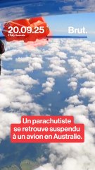 Un parachutiste suspendu à un avion en Australie