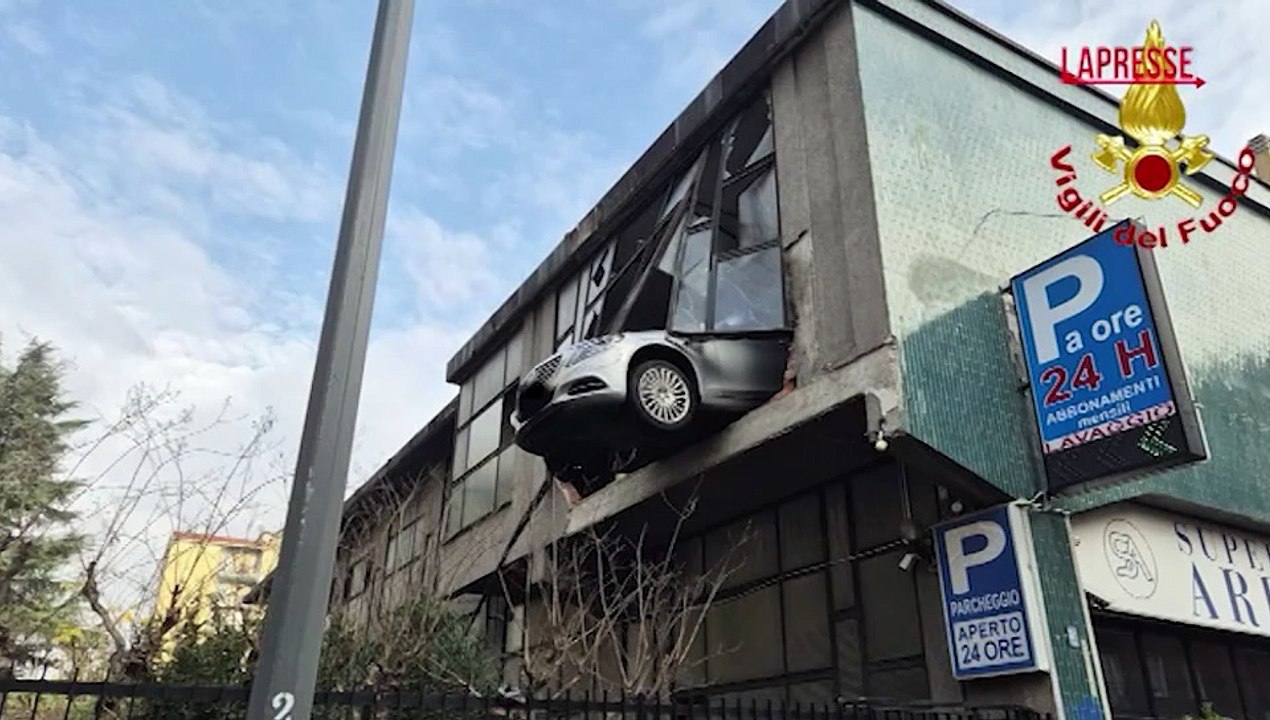 Milano, sbaglia manovra e sfonda garage a 8 metri di altezza: salvo 84enne