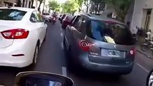 "Vas con tu hija": el reclamo de un motociclista que dejó expuesto a un conductor imprudente