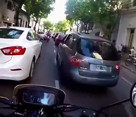 "Vas con tu hija": el reclamo de un motociclista que dejó expuesto a un conductor imprudente