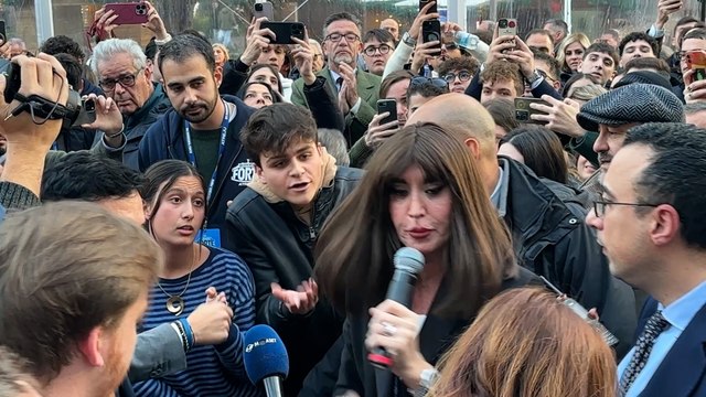 Bernini contestata dagli studenti di Medicina: «Non ce la facciamo più». Lei replica: «Siete dei poveri comunisti» ma poi ci parla