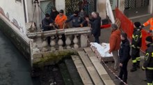 Barca rubata si schianta contro il ponte di Rialto e distrugge una balaustra: iniziate le operazioni di recupero del manufatto