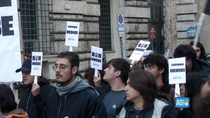 Roma, studenti in piazza contro il semestre filtro: «Vogliamo il libero accesso agli studi e investimenti per la sanità»