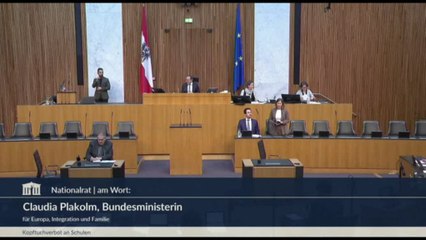 In Austria velo vietato nelle scuole per le ragazze sotto i 14 anni