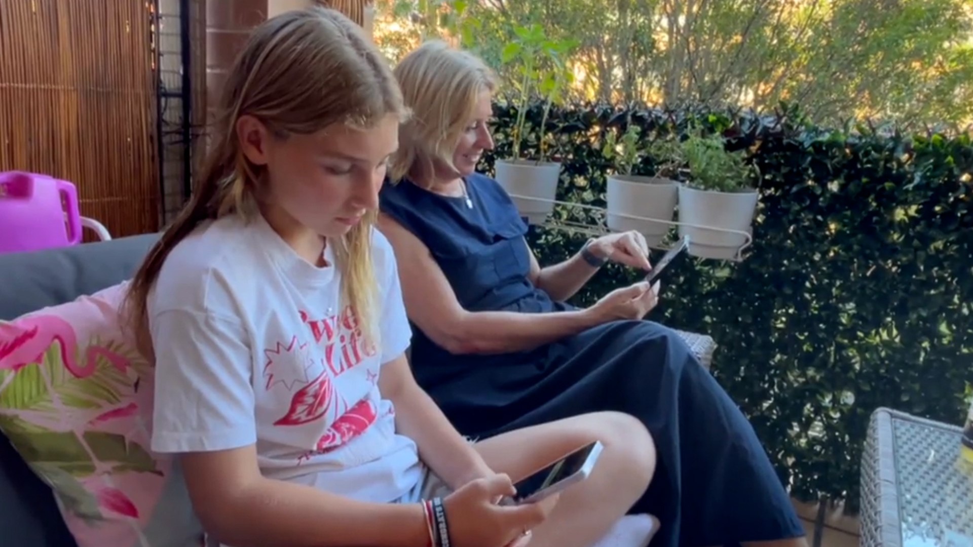 Desde hoy, millones de ni�os en Australia han perdido el acceso a sus redes sociales. Todos los menores de 16 a�os tendr�n que borrar sus cuentas y tampoco podr�n registrarse nuevos usuarios. Las plataformas que lo incumplan se enfrentan a sanciones de casi 28 millones de euros. Australia se convierte as� en uno de los primeros pa�ses en oponerse con tanta firmeza a los gigantes tecnol�gicos que ejercen un inmenso poder pol�tico. El Gobierno australiano afirma que se necesitan medidas sin precedentes para proteger a los ni�os de los "algoritmos depredadores" que llenan los tel�fonos con acoso, sexo y violencia. Cientos de miles de adolescentes se despertar�n y ya no podr�n acceder a las aplicaciones que antes usaban durante horas cada d�a. Facebook, Instagram, YouTube, TikTok, Snapchat y Reddit tienen prohibido crear o mantener las cuentas de usuarios menores de 16 a�os en Australia, al igual que Kick, Twitch, Threads y X. La prohibici�n es una gran noticia para los padres hartos de ver a sus hijos pegados al m�vil. Meta, YouTube y otros gigantes de las redes sociales criticaron la prohibici�n, que priva a sus plataformas de una gran cantidad de usuarios fieles. Aunque la mayor�a acept� a rega�adientes cumplir con la medida, se avecinan impugnaciones legales. Medios locales indicaron que la plataforma Reddit tratar�a de revocar la prohibici�n ante el Tribunal Supremo de Australia, aunque esta red social dijo no poder confirmar estas informaciones. YouTube calific� las leyes de "precipitadas" y asegur� que empujar�n a los ni�os a rincones m�s oscuros y profundos de Internet.