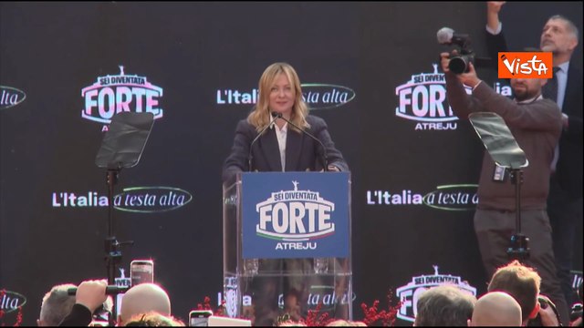 Meloni sul palco di Atreju accolta dal coro Giorgia Giorgia, lei: Grazie, siete meravigliosi