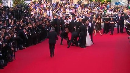 Cannes 2014 Prankster Dives Under America Ferrera’s Dress