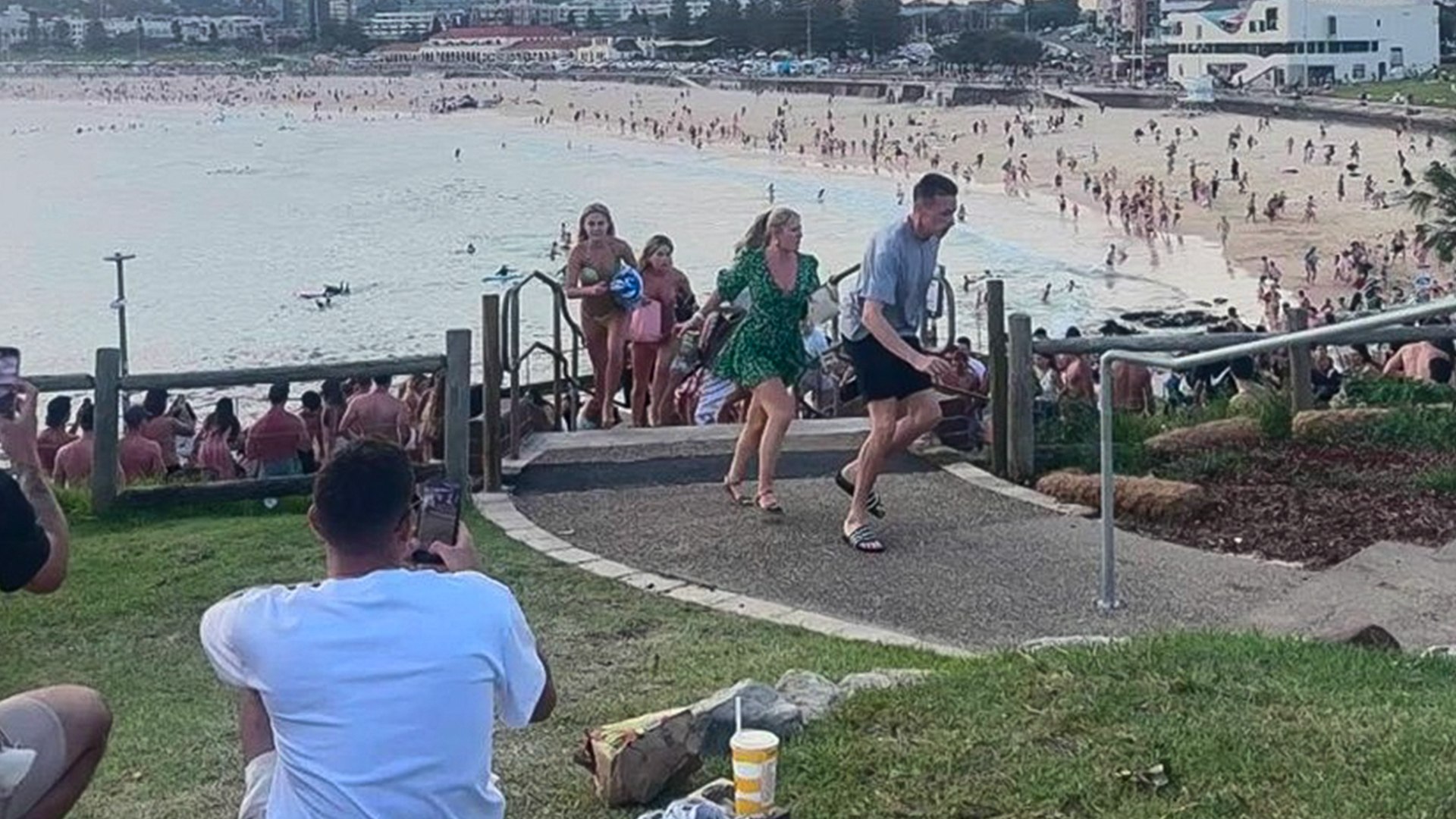 Este es el momento en el que
cientos de personas huyen
cuando oyen el tiroteo de la 
playa australiana de Bondi Beach. El tiroteo se ha producido contra un grupo de personas que celebraban la festividad jud�a del Januc�.
La Polic�a lo califica de "ataque terrorista contra jud�os". Los v�deos que circulan en X parecen mostrar a personas en la playa de Bondi dispers�ndose mientras se oyen m�ltiples disparos y sirenas de polic�a.

Haim Levy sobrevivi� al ataque armado en el encendido de la primera vela de la festividad jud�a de Januc�, seg�n informa Sal Emergui. "Al principio no entendimos nada. Escuchamos explosiones. Ped� a mi mujer que se fuera corriendo con nuestra hija y yo me escond� con mi otro hijo detr�s de un coche. Escuchamos disparos por encima de nuestras cabezas durante 20 minutos", afirma conmocionado tambi�n porque entre los asesinados se encuentra el rabino Eli Schlanger. "Era un amigo cercano y vecino. Su esposa dio a luz hace seis semanas. Organiz� todo el acto de Jabad. Estaba al lado m�o minutos antes. No puedo describir lo que siento", comenta al Canal 12 israel�.