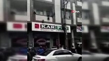 Yürekleri ağza getiren anlar... Balkonda asılı kalan çocuğu kurtardı