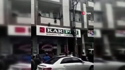 Yürekleri ağza getiren anlar... Balkonda asılı kalan çocuğu kurtardı