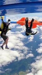 Paraquedista fica pendurado na asa de avião